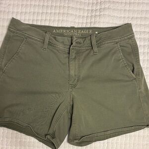 American Eagle Outfitters Women's Green Cargo Shorts.‎ Size 8